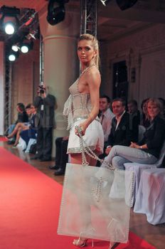 Вера Брежнева без лифчика в прозрачном платье фото #1