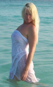 Елена Кондулайнен засветила соски на Мальдивских островах фото #1