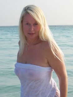 Елена Кондулайнен засветила соски на Мальдивских островах фото #3