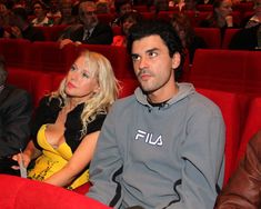 Елена Кондулайнен в платье с сексуальным декольте на концерте