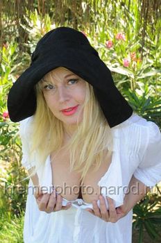 Елена Кондулайнен показывает стриптиз в эротическом белье фото #1