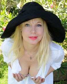 Елена Кондулайнен показывает стриптиз в эротическом белье фото #2