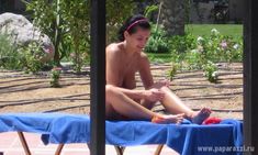 Обнажённая Елена Темникова загорает на участке фото #3