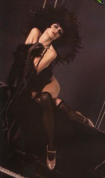 Инга Ильм оголила грудь для журнала Playboy фото #3