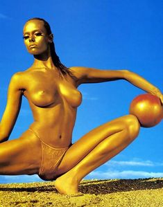 Обнаженная Мария Столбова в журнале «Mens Fitness magazine» фото #2