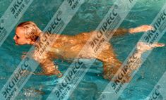 Юлия Шилова купается голой в бассейне фото #4