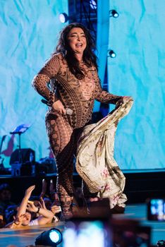 Лолита Милявская в эротическом наряде на фестивале «Жара» фото #5