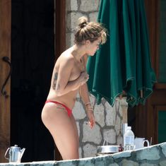 Рита Ора без купальника на Ямайке фото #4