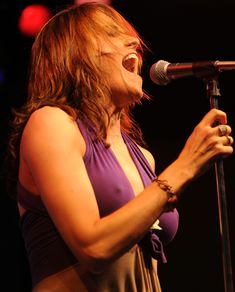 Торчащие соски Люси Лоулесс на концерте в Лондоне фото #5