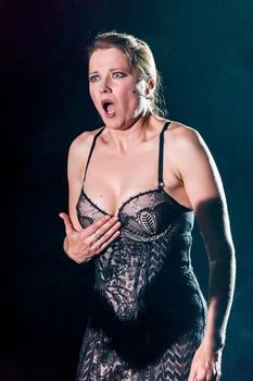 Эротический наряд Люси Лоулесс в мюзикле Chicago фото #2