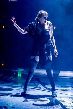 Эротический наряд Люси Лоулесс в мюзикле Chicago фото #3