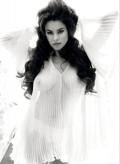 Сексуальная София Вергара в прозрачном наряде фото #1