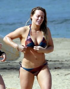 Хилари Дафф гуляет в купальнике по пляжу на Гавайях