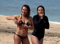 Хилари Дафф гуляет в купальнике по пляжу на Гавайях