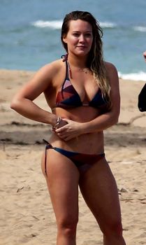 Хилари Дафф гуляет в купальнике по пляжу на Гавайях