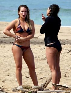 Хилари Дафф гуляет в купальнике по пляжу на Гавайях