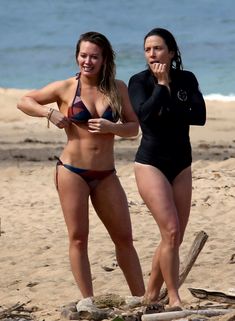 Хилари Дафф гуляет в купальнике по пляжу на Гавайях