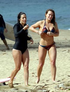 Хилари Дафф гуляет в купальнике по пляжу на Гавайях