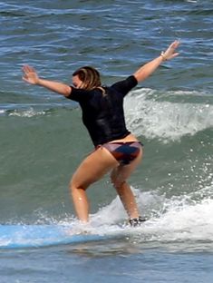 Хилари Дафф гуляет в купальнике по пляжу на Гавайях