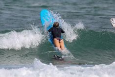 Хилари Дафф гуляет в купальнике по пляжу на Гавайях