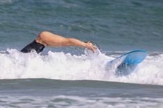 Хилари Дафф гуляет в купальнике по пляжу на Гавайях