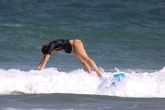 Хилари Дафф гуляет в купальнике по пляжу на Гавайях