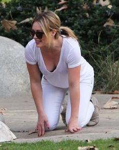 Аппетитное декольте Хилари Дафф на прогулке в Калифорнии фото #1