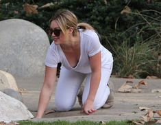 Аппетитное декольте Хилари Дафф на прогулке в Калифорнии фото #2