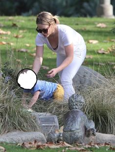 Аппетитное декольте Хилари Дафф на прогулке в Калифорнии фото #3