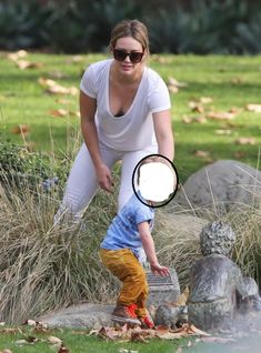 Аппетитное декольте Хилари Дафф на прогулке в Калифорнии фото #4