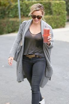 Торчащие соски Хилари Дафф в Лос-Анджелесе фото #4