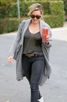 Торчащие соски Хилари Дафф в Лос-Анджелесе фото #5