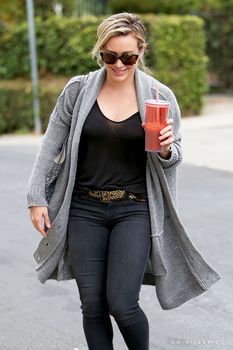 Торчащие соски Хилари Дафф в Лос-Анджелесе фото #6