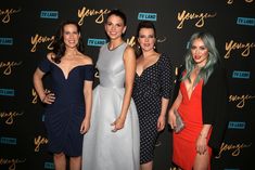 Открытое декольте Хилари Дафф на премьере «Юная»