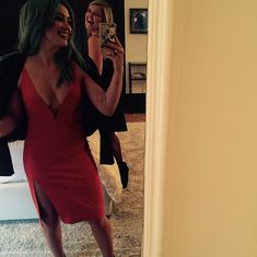 Открытое декольте Хилари Дафф на премьере «Юная»