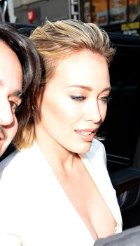 Хилари Дафф засветила сиську перед эфиром Today фото #3