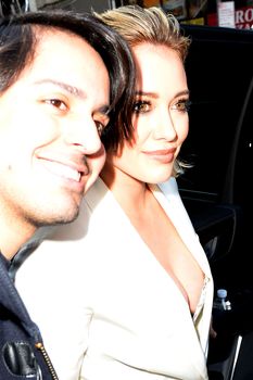 Хилари Дафф засветила сиську перед эфиром Today фото #4