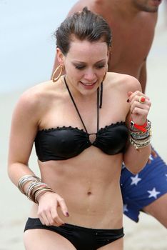 Сексуальный чёрный бикини Хилари Дафф