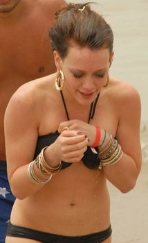 Сексуальный чёрный бикини Хилари Дафф