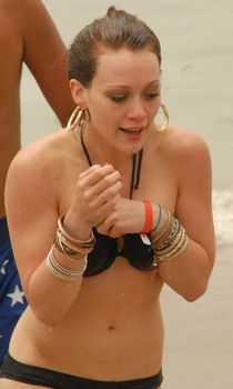 Сексуальный чёрный бикини Хилари Дафф