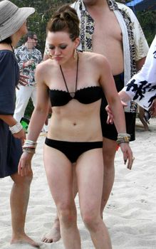 Сексуальный чёрный бикини Хилари Дафф