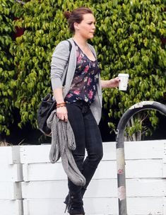 Хилари Дафф в прозрачной блузке в Голливуде фото #1