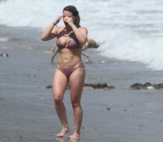 Соблазнительные сосочки Хилари Дафф в мокром купальнике на пляже Малибу