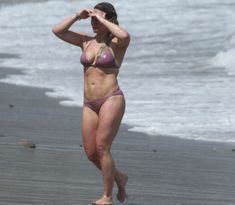 Соблазнительные сосочки Хилари Дафф в мокром купальнике на пляже Малибу