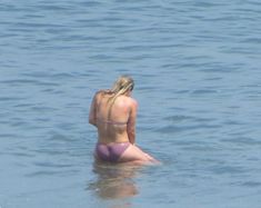 Соблазнительные сосочки Хилари Дафф в мокром купальнике на пляже Малибу