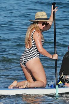 Красотка Хилари Дафф в сексуальном купальнике в Мауи фото #12