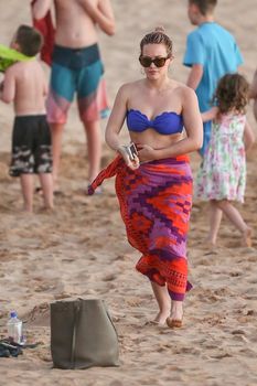 Фигуристая Хилари Дафф в ярком купальнике в Мауи фото #1