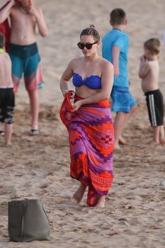 Фигуристая Хилари Дафф в ярком купальнике в Мауи фото #2