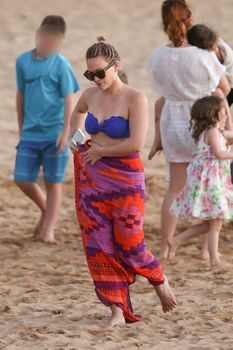 Фигуристая Хилари Дафф в ярком купальнике в Мауи фото #3