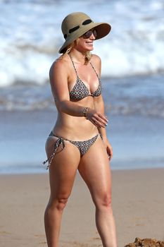 Красивая Хилари Дафф в маленьком купальнике на Гавайях